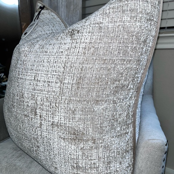 1-NWT CALLISTO HOME VELVET WEAVE DESIGN DECORATIVE
THROW PILLOWS - Picture 7 of 17